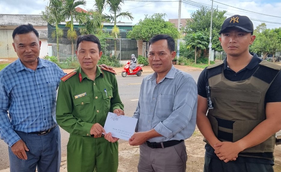 Ngày 14-15/6/2023, Đảng ủy, HĐND, UBND, UBMTTQ, các ban ngành đoàn thể và BCH công đoàn xã tổ chức thăm hỏi, động viên và tặng quà cho lực lượng đang làm nhiệm vụ.